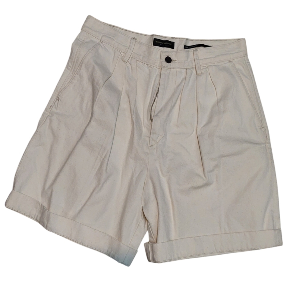 Banana Republic Cream Pleated Shorts Mid Rise Size 30 Medium